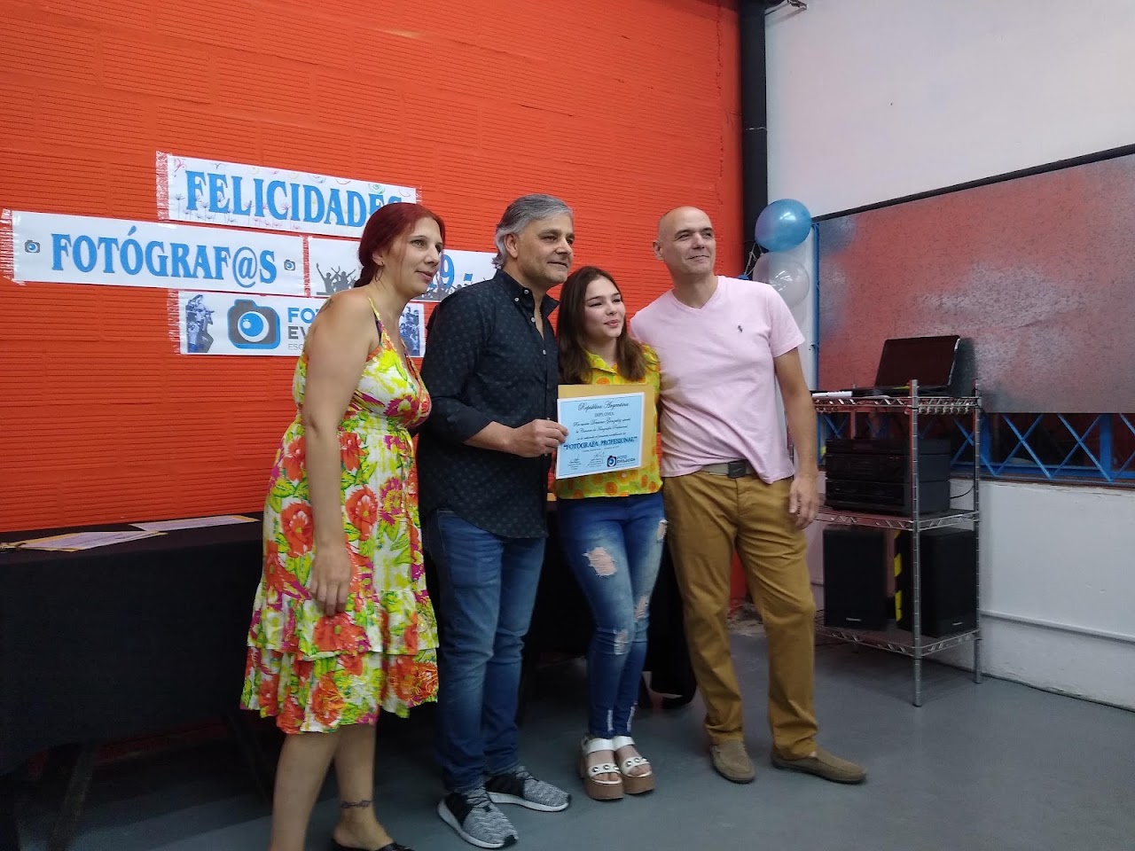 Entrega de diplomas a alumnos de Foto Evolución